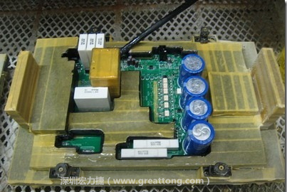 Conformal coating噴涂作業(yè)時(shí)可以使用治具把一些不可以噴涂到的地方及零件覆蓋起來，以免絕緣物質(zhì)噴涂到一些需要作導(dǎo)電接觸的地方。