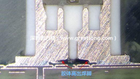  最后的結果出來了，人家原供應商的連接器設計在焊腳與塑膠件(body)之間有一個小小的高度差(standoff)，零件腳硬是比塑膠件高出約0.1mm的間隙，就是這個間隙讓原供應商的連接器完全免去與膠體下方的銅箔線路(cooper trace)或綠漆(solder mask)不平整所造成的翹高浮起問題。